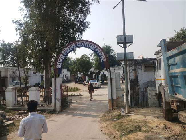समर्थक पर पुलिस ने लगाया गैंगस्टर, गुस्साए भाजपाइयों ने घेरा बिधनू थाना