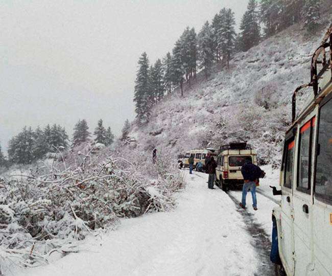 उत्तराखंड: हिमपात के बाद पहाड़ों में बढ़ी दुश्वारियां