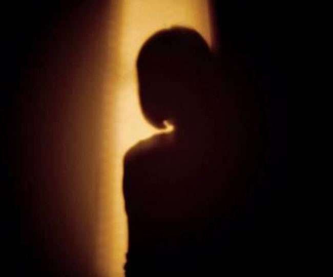 यूपीः मां की हत्या कर 18 साल की बेटी अपनी लेडी टीचर दोस्त संग फरार, पुलिस जुटी तलाश में