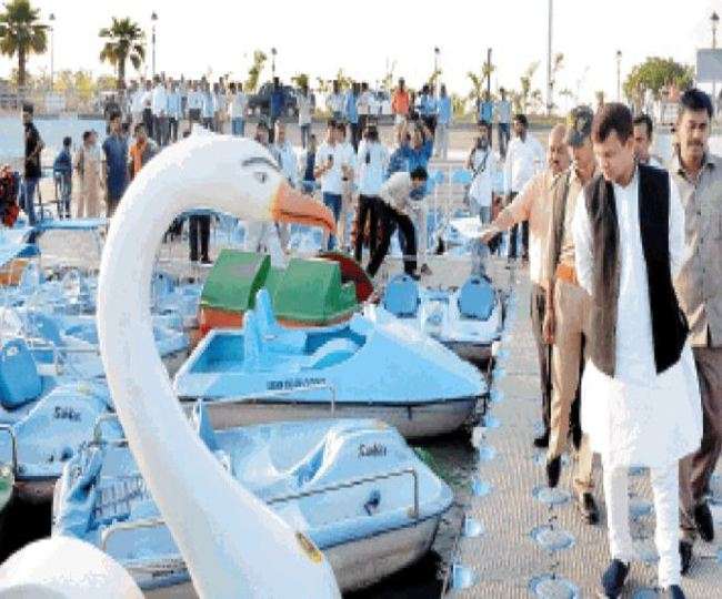 लखनऊ के जनेश्वर मिश्र पार्क में लगी 38 करोड़ की घास, राज्यमंत्री के निरीक्षण में सामने आया फिजूलखर्च