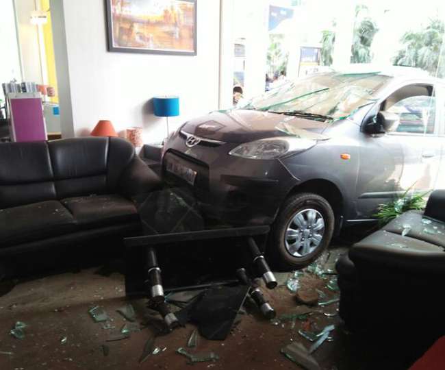 ब्रेक की बजाए एक्सीलेटर दबाया, कार घुसी शोरूम में