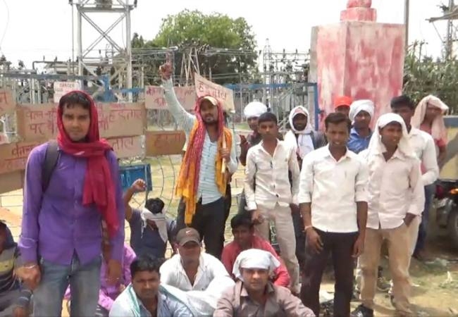चार सूत्री मांगों को ले विद्युतकर्मियों का प्रदर्शन