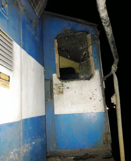 तेज बरसात से किसान एक्सप्रेस के इंजन पर गिरा पेड़, चालक घायल