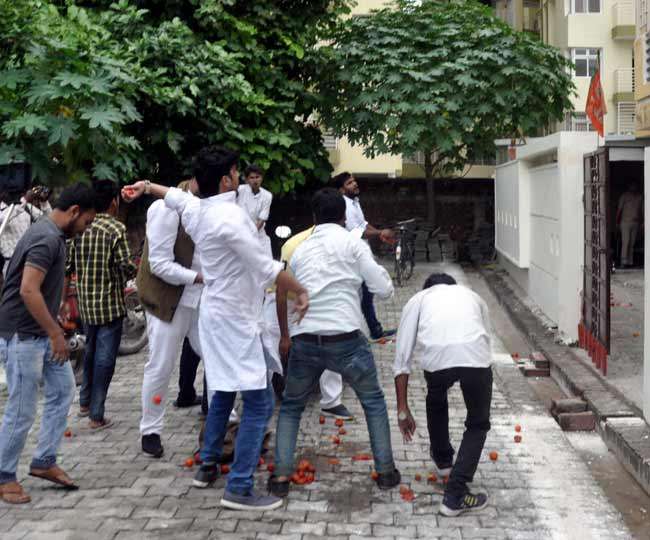 यूपी के स्वास्थ्य मंत्री के घर फेंके टमाटर और अंडे, कांग्रेस और सपा आंदोलित