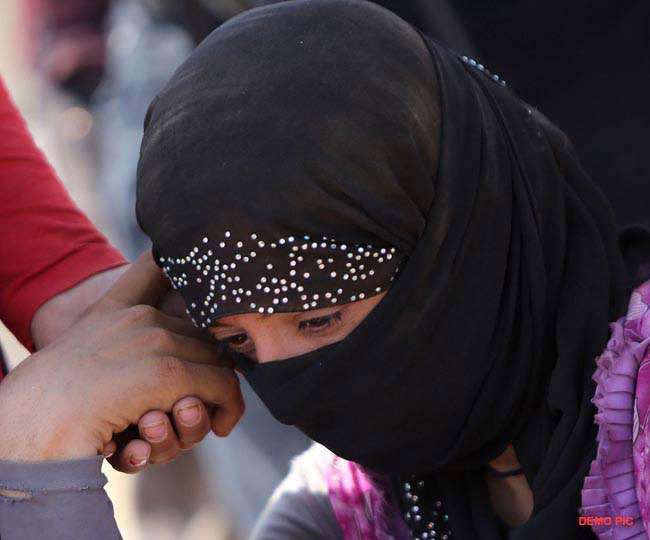 पहले प्यार, फिर शादी के बाद बेवफा हुआ पति; सबक सिखाने को पत्नी का ससुराल के सामने धरना