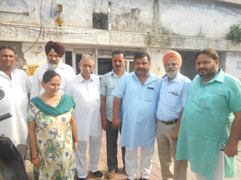 पुलिस चौकी के सामने धरने पर बैठे कांग्रेस