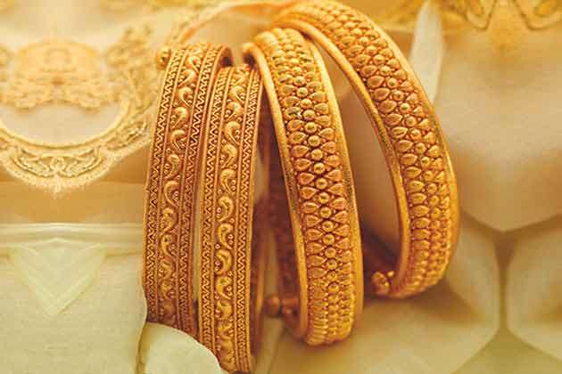 सोने की कीमतों में आई गिरावट, जानें कितना सस्ता हो गया गोल्ड