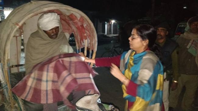सड़क पर रात गुजारने वाले असहायों को मिला सहारा