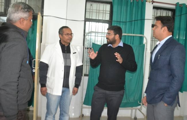 डीएम ने निर्माणाधीन डायलिसिस यूनिट का किया निरीक्षण
