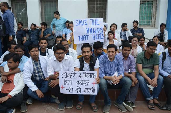 कानपुर में हैलट अस्पताल में एक बार फिर भिड़े जूनियर डॉक्टर व तीमारदार, हड़ताल पर डॉक्टर