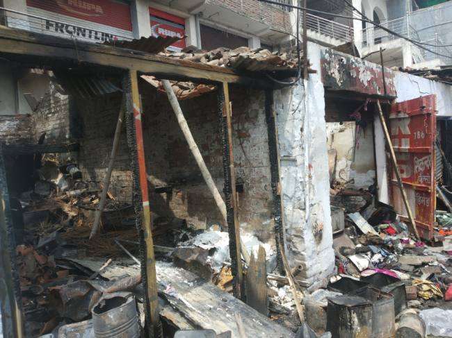 पटना सिटी में पटाखे से निकली चिंगारी बन गई काल, चार दुकानें जलीं, 20 लाख की क्षति
