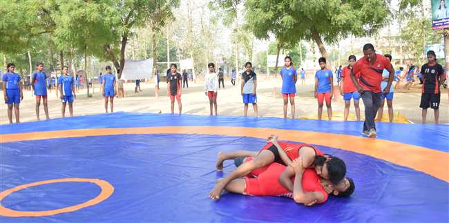दंगल फिल्म से ली प्रेरणा और खेत बेच कर खरीद ली जमीन, बना दिया खेल का मैदान