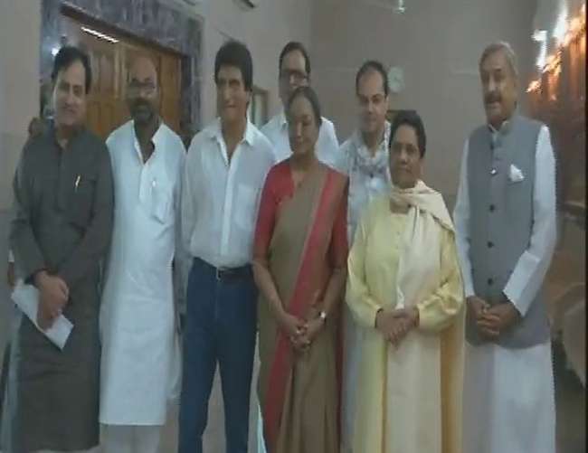 Meira Kumar met Mayawati in Lucknow 16365020