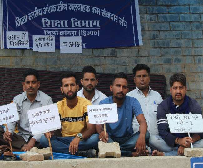 आठवें दिन भी क्रमिक अनशन पर डटे अंशकालीन जलवाहक Kangra News