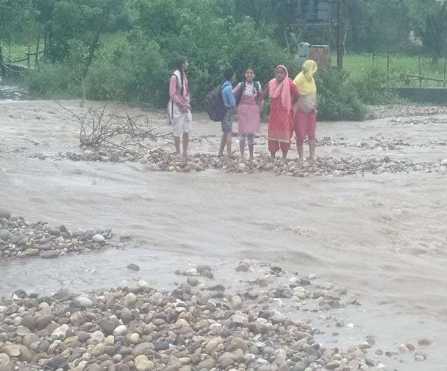स्कूल पहुंचने से पहले इम्तिहान, पार करनी पड़ रही उफनती खड्ड Kangra News