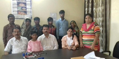 चाइल्ड लाइन ने परिवार से मिलाई बच्ची