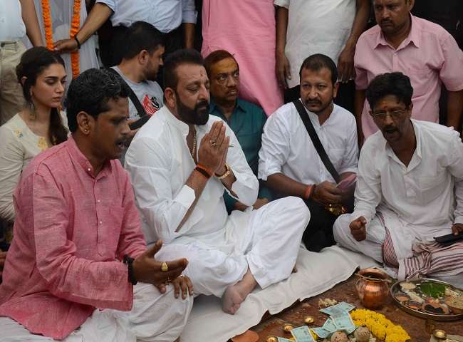 पितृपक्ष में विधि के अनुसार संजय दत्त ने बनारस जाकर किया पिता सुनील दत्त का श्राद्ध, देखें तस्वीरें