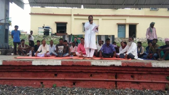 बाकुड़ी स्टेशन पर यात्री सुविधाएं बढ़ाए रेल प्रशासन