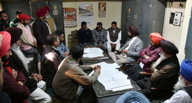 रोडवेज कर्मियों ने फिर बंद किया रास्ता, ऑर्बिट बसों से यात्रियों को उतारा