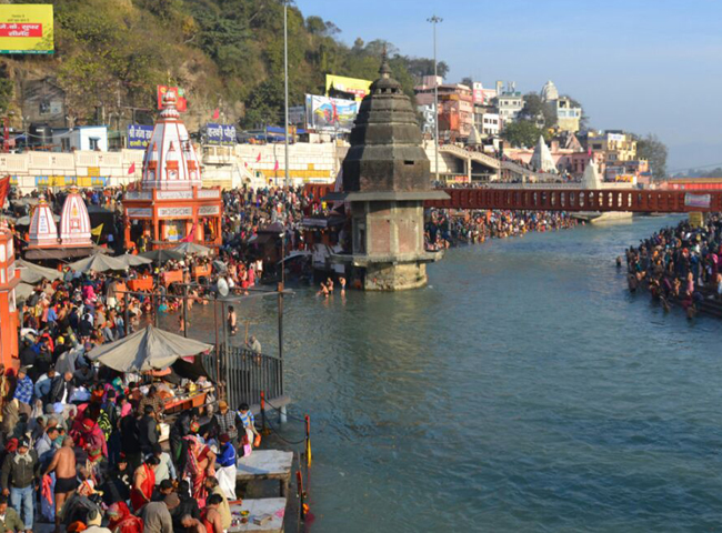 PICS: हरिद्वार में मकर संक्रांति पर्व पर श्रद्धालुओं ने गंगा में लगाई डुबकी