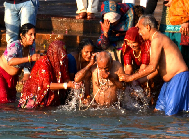 PICS: हरिद्वार में मकर संक्रांति पर्व पर श्रद्धालुओं ने गंगा में लगाई डुबकी