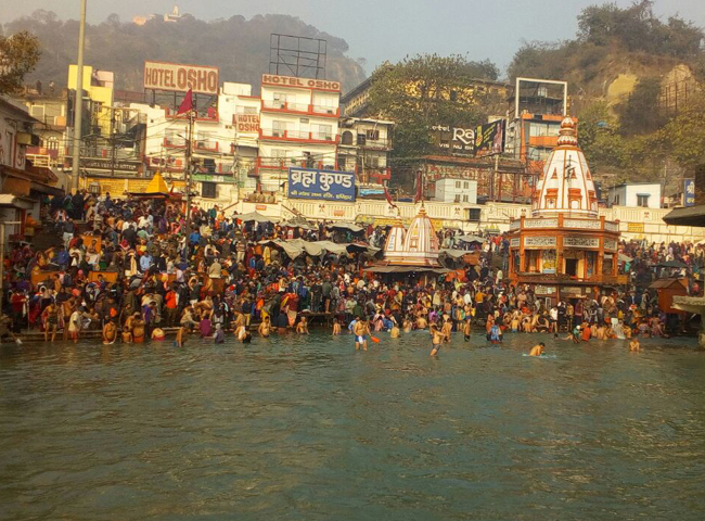 PICS: हरिद्वार में मकर संक्रांति पर्व पर श्रद्धालुओं ने गंगा में लगाई डुबकी