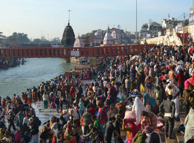 PICS: हरिद्वार में मकर संक्रांति पर्व पर श्रद्धालुओं ने गंगा में लगाई डुबकी