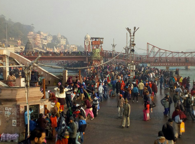 PICS: हरिद्वार में मकर संक्रांति पर्व पर श्रद्धालुओं ने गंगा में लगाई डुबकी