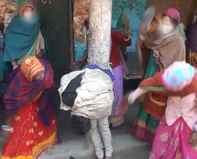 आधी रात प्रेमिका के बेड रूम में पकडा़ गया प्रेमी, पिलर से बांधकर हुई पिटाई