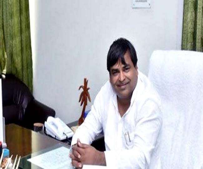 रेप के आरोपी और यूपी के पूर्व मंत्री गायत्री प्रजापति लखनऊ से गिरफ्तार