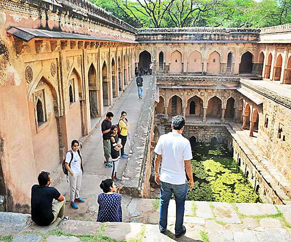 बावली तो थीं दिलबहलाव ठिकाने