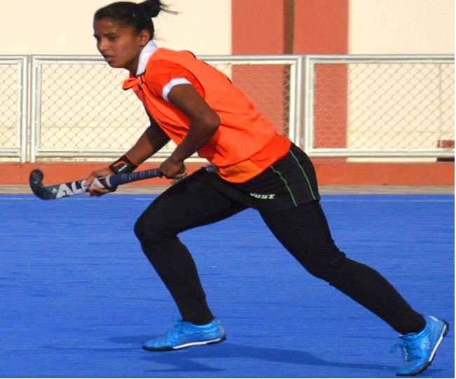 पिता के हाथ में ठेला और बेटी ने हॉकी थाम कर रौशन कर दिया नाम