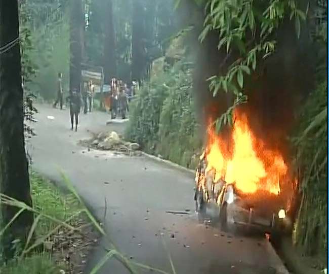 दार्जिलिंग: GJM कार्यकर्ताअों का उपद्रव, मीडिया वाहन व थाने में लगाई अाग; किया पथराव