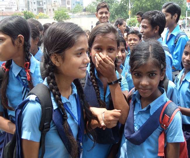 ड्राॅप आउट बालिकाओं को शिक्षा की मुख्य धारा से जोड़ें