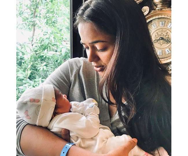 Sameera Reddy ने शेयर की बेटी की पहली तस्वीर, सोशल मीडिया पर बधाई देने वालों का लगा तांता
