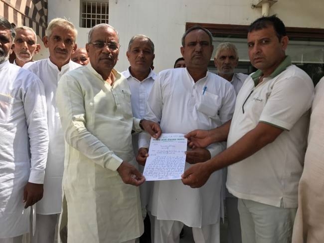 रेलवे अंडरपास निर्माण रोकने के लिए सरपंचों ने विधायक को सौंपा ज्ञापन