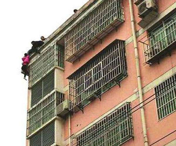 पत्नी ने 7वीं मंजिल से लगाई छलांग, पति ने चोटी पकड़कर बचाया
