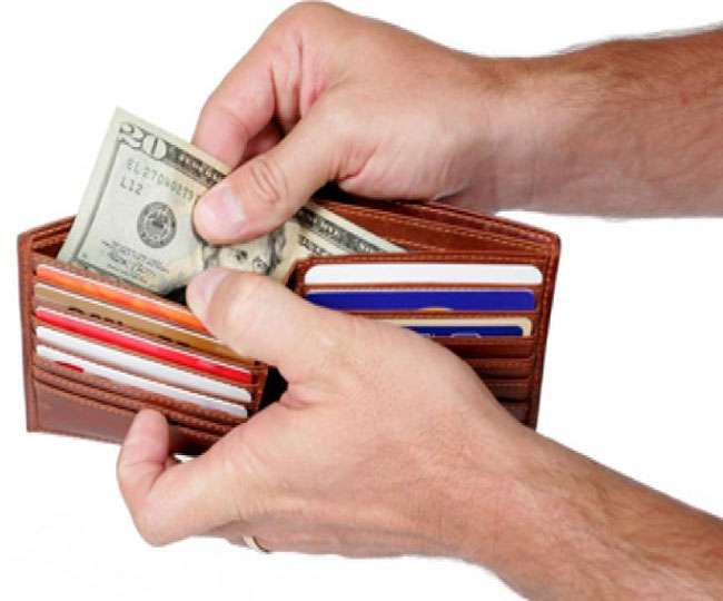 अगर पर्स में आते ही खर्च हो जाते हैं पैसे तो आजमा कर देखें ये उपाय
