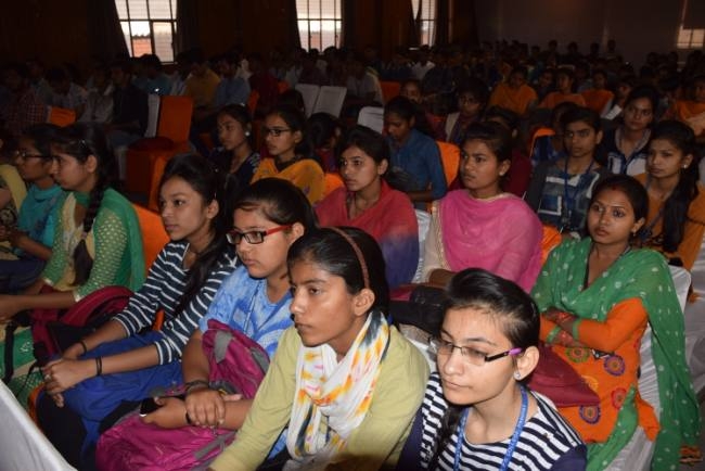 130 करोड़ भारतीयों में केवल 14 हजार जानते हैं संस्कृत