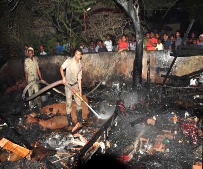 कुर्जी पुल के पास झोपड़पट्टी में लगी भीषण आग, 20 घर जले, फटे दर्जनों सिलेंडर