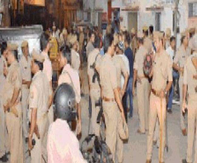वाराणसी में पुलिस से नाराज लोगों ने किया थाने पर पथराव