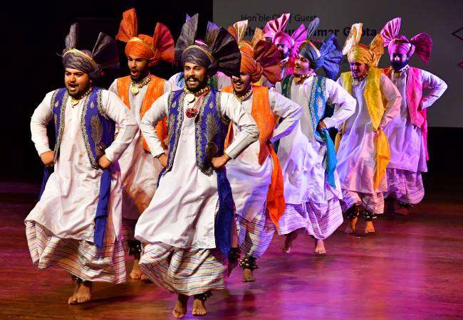 एनुअल प्राइस डिस्ट्रीब्यूशन फंक्शन में दिखी प्रतिभा कल के कलाकारों की
