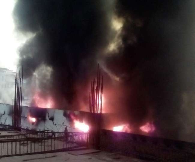 पटना में धू-धूकर जली प्लास्टिक फैक्ट्री, आग की लपटें देख सहम गए लोग