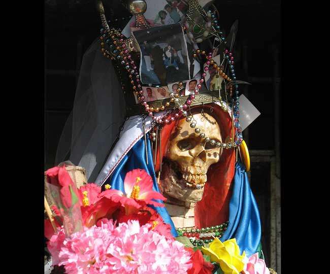 यहां होती है कंकाल सजा कर मौत की देवी की पूजा