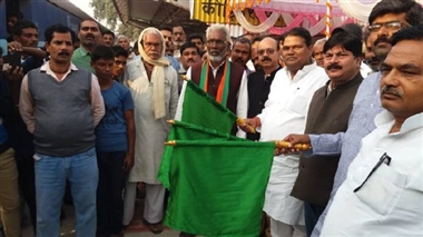 किड़िहरापुर रेलवे स्टेशन पर हुआ इंटरसिटी एक्सप्रेस का ठहराव