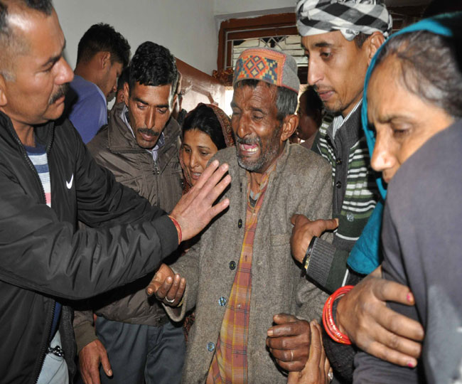 Pulwama Terror Attack: शहीद जवान तिलक राज का शव पहुंचते ही मचा कोहराम, देखें तस्वीरें
