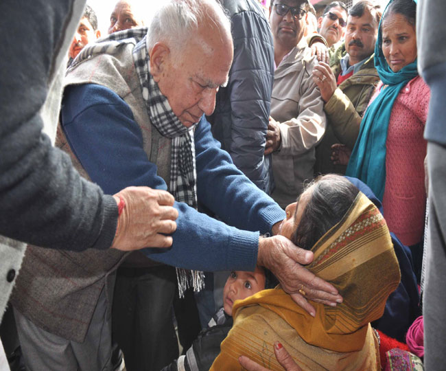 Pulwama Terror Attack: शहीद जवान तिलक राज का शव पहुंचते ही मचा कोहराम, देखें तस्वीरें