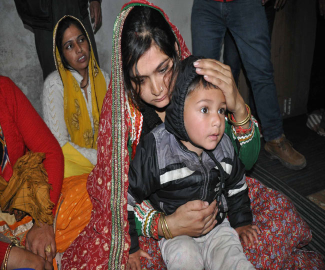 Pulwama Terror Attack: शहीद जवान तिलक राज का शव पहुंचते ही मचा कोहराम, देखें तस्वीरें