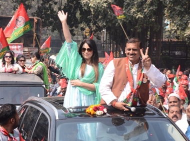 अभिनेत्री महिमा ने रोड शो कर अमिताभ के लिए मांगे वोट