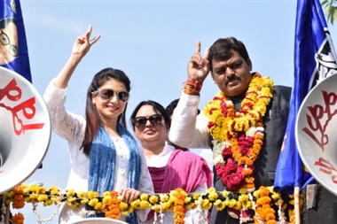 रोड शो कर भाग्यश्री ने मांगे निर्मल के लिए वोट